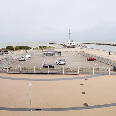 아파트 Attic In By The *