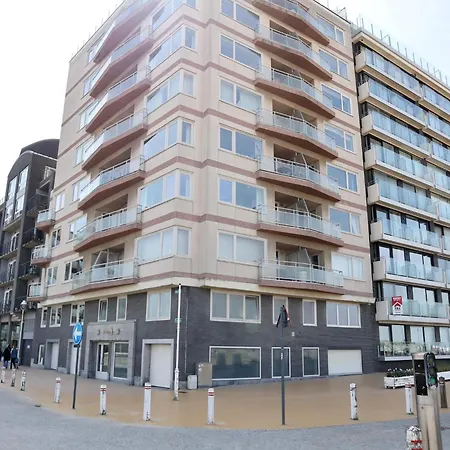 아파트 Attic In By The *