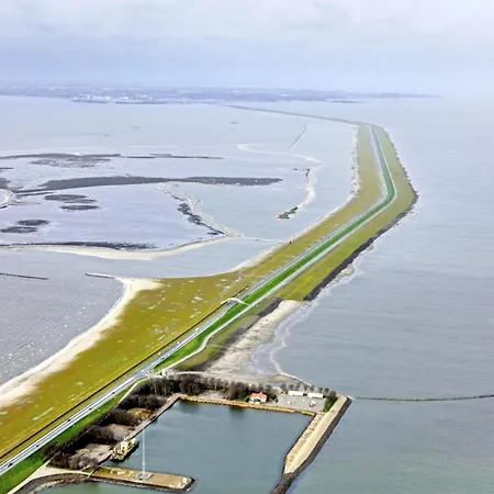 Attic In By The 아파트 *